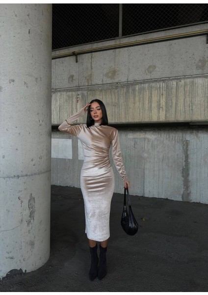 Kadın Uzun Kollu Yarım Balıkçı Yaka Büzgü Detay Kadife Kumaş Elbise