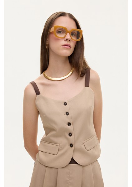 Kontrast Askılı Düğmeli Cep Detaylı Bluz Bej