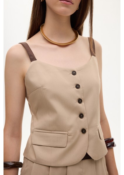 Kontrast Askılı Düğmeli Cep Detaylı Bluz Bej modelleri