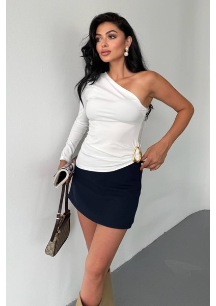 Kadın Asimetrik Yaka Tek Omuzlu Aksesuar Detaylı Bluz Beyaz - 26K 2544 fiyatları