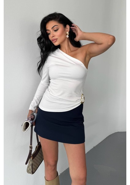 Kadın Asimetrik Yaka Tek Omuzlu Aksesuar Detaylı Bluz Beyaz - 26K 2544 modelleri