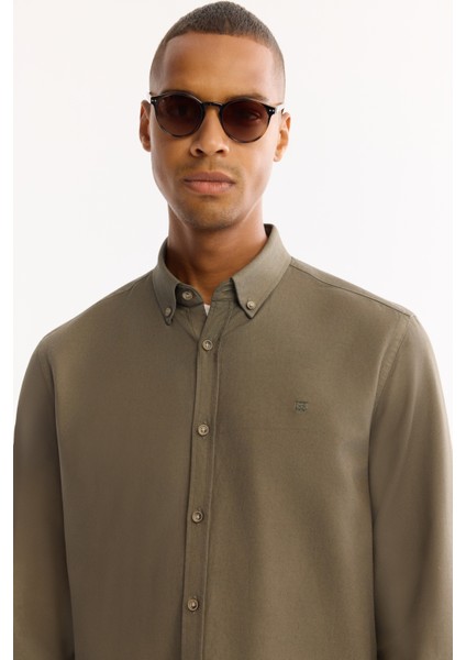 Erkek Koyu Haki Düğmeli Yaka Pamuklu Soft Touch Regular Fit Gömlek B002036 fırsatları