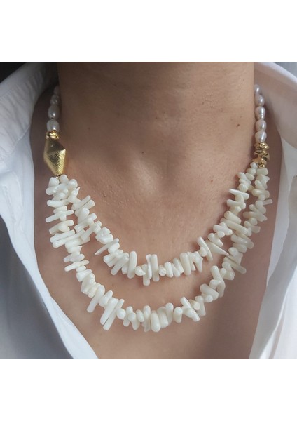 Gerçek Inci ve Doğal Beyaz Taş Mercanlarla Tasarlanmış Altın Kaplama Kolye