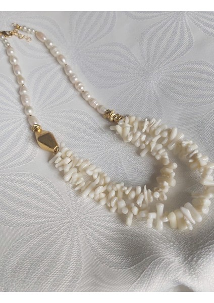 Gerçek Inci ve Doğal Beyaz Taş Mercanlarla Tasarlanmış Altın Kaplama Kolye modelleri