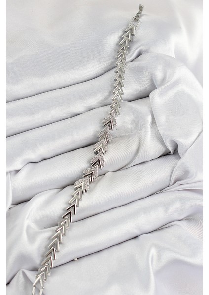 Pirinç Zirkon Taşlı Sıralı Ok Model Gümüş Renk Kadın Bileklik fiyatları