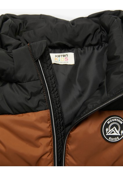 Renk Bloklu Cepli Etiket Detaylı Fermuarlı Kapşonlu Kolsuz Şişme Yelek modelleri