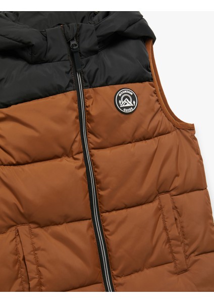 Renk Bloklu Cepli Etiket Detaylı Fermuarlı Kapşonlu Kolsuz Şişme Yelek fırsatları