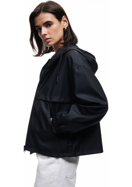 Fermuarlı Kapüşonlu Uzun Kollu Suni Deri Yağmurluk