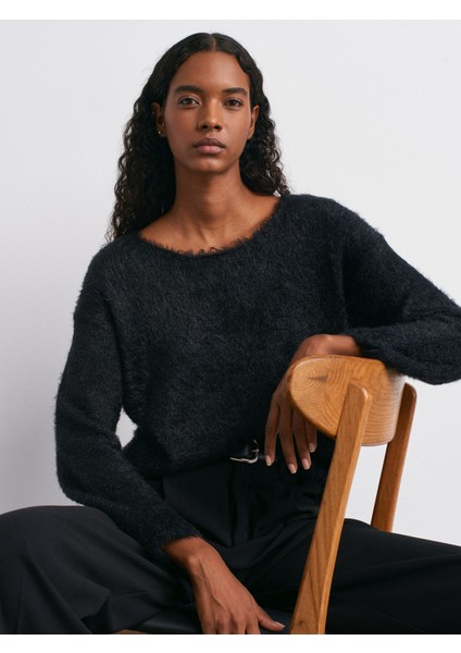 10806 Kayık Yaka Yumuşak Dokulu Triko Kazak-Siyah