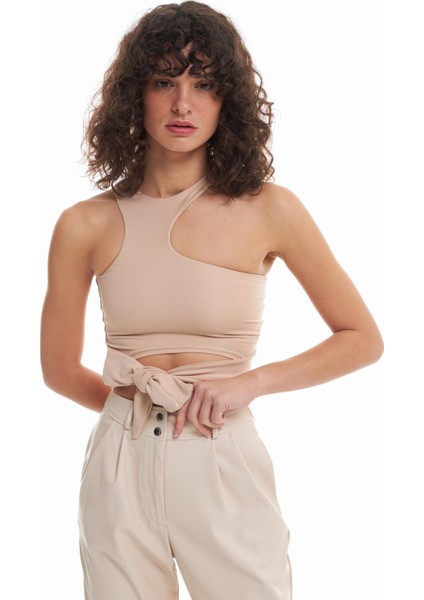 Dekolte Detaylı Bağlamalı Bluz Bej