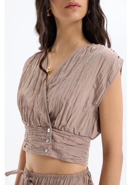 Kırışık Görünümlü Kolsuz Düğmeli Bluz Açık Kahverengi fırsatları