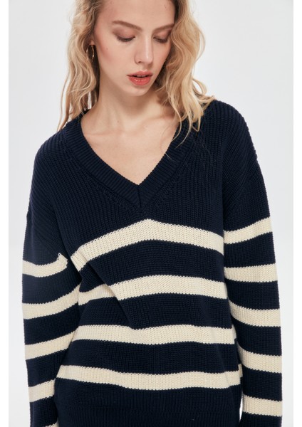 V Yaka Çizgili Triko Kazak Lacivert-Ekru fırsatları