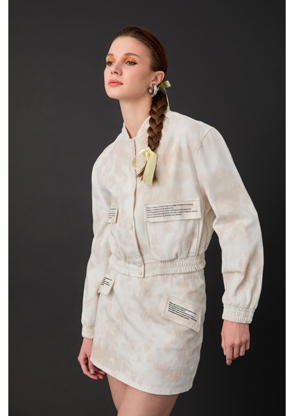 Yazı Baskılı Batik Desenli Bomber Ceket Bej fırsatları