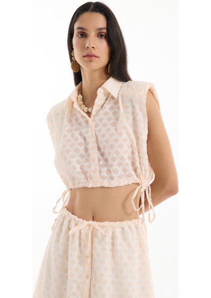 Düğmeli Dokulu Kolsuz Gömlek Ekru fırsatları