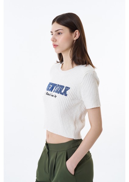 New York Baskılı Crop Triko Ekru fırsatları