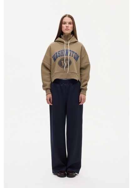 Dik Yaka Detaylı Önü Baskılı Kapüşonlu Sweatshirt Haki modelleri