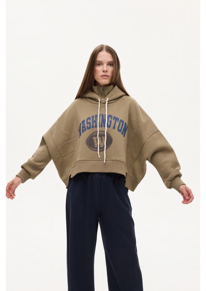 Dik Yaka Detaylı Önü Baskılı Kapüşonlu Sweatshirt Haki fırsatları