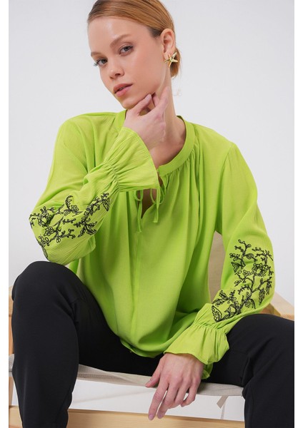 Kadın BDART Bağcık Kapatmalı Nakışlı Yuvarlak Yaka Bluz Green