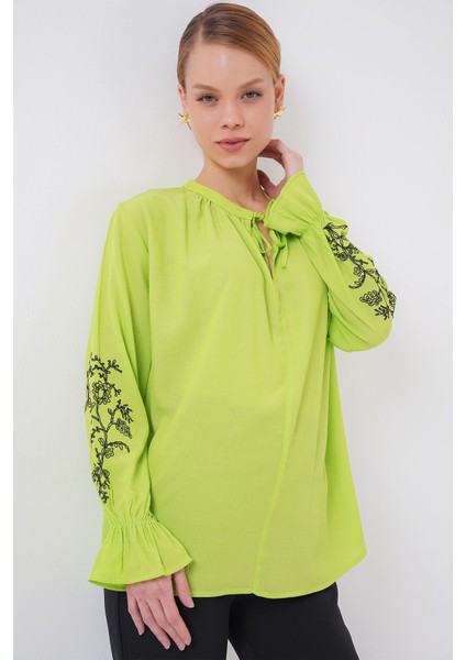 Kadın BDART Bağcık Kapatmalı Nakışlı Yuvarlak Yaka Bluz Green modelleri