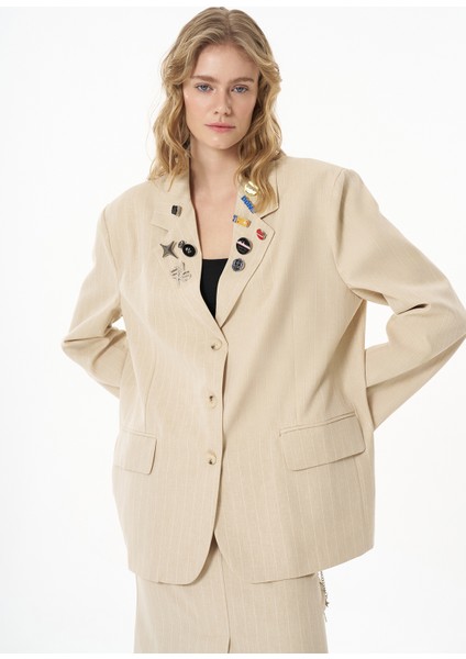 Rozet Aksesuarlı Çizgili Blazer Ceket Bej modelleri