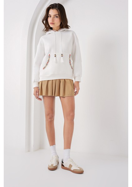 Kadın BDART Ponponlu Kapüşonlu Oversized Sweatshirt Beyaz fiyatları