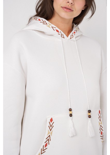 Kadın BDART Ponponlu Kapüşonlu Oversized Sweatshirt Beyaz fırsatları