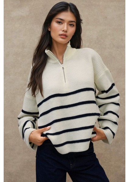 Kadın Çizgili Uzun Kollu Dik Yaka Fermuarlı Yumuşak Triko Kazak Beyaz