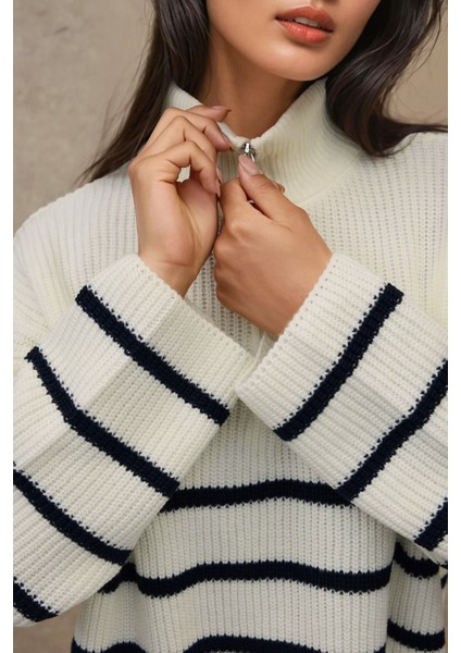 Kadın Çizgili Uzun Kollu Dik Yaka Fermuarlı Yumuşak Triko Kazak Beyaz
