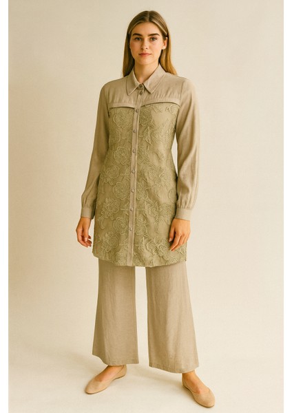 44407 Önü Düğmeli Göğüsten Aşağı Tül Kumaş ve Çiçek Işlemeli Kolu Manşetli Gömlek Tunik #03-25#