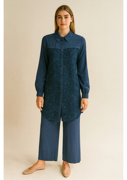 44407 Önü Düğmeli Göğüsten Aşağı Tül Kumaş ve Çiçek Işlemeli Kolu Manşetli Gömlek Tunik #03-25#