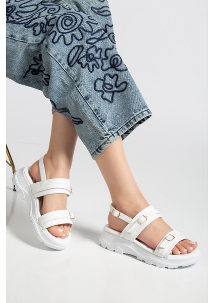 Kadın Beyaz Poli Taban Toka Detaylı Çift Bantlı Sandalet