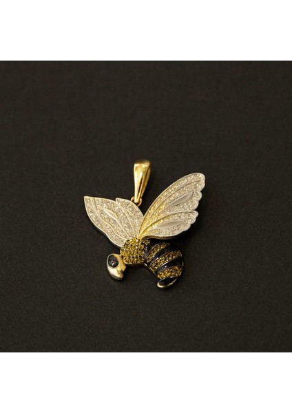 14 Ayar Arı Figürlü Kolye Ucu – Zarif ve Taş Detaylı