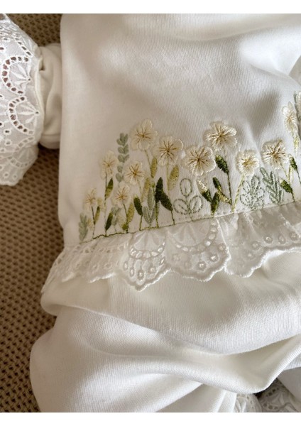 Yazlık Papatya Nakış ve Fisto Detaylı Kısa Kollu Patiksiz Yenidoğan Tulum ve Şapkası modelleri