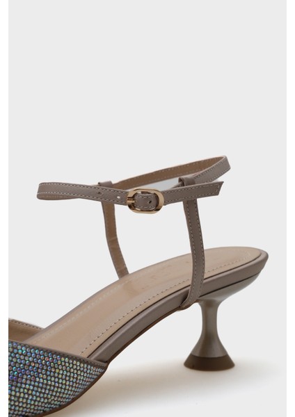 Phoebe Küt Taşlı Burunlu Fiyonklu Saten Bilekten Bantlı Orta Topuklu Kadın Şık Ayakkabı