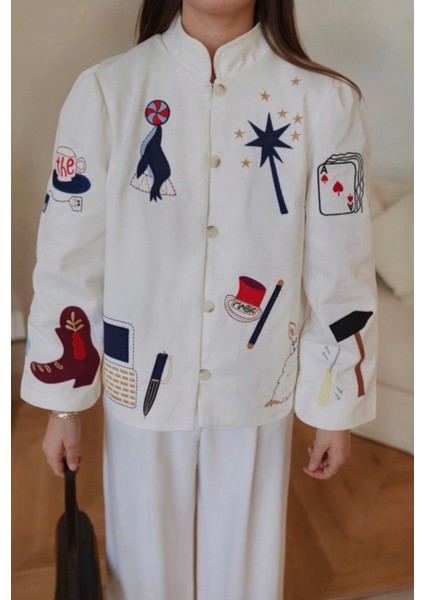 Kadın Ekru Hakim Yaka Nakışlı Figür Detaylı Tasarım Ceket