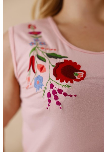 Kadın Büyük Beden Oyuk Yaka Nakış Detaylı Sıfır Kol Viskon Atlet Bluz