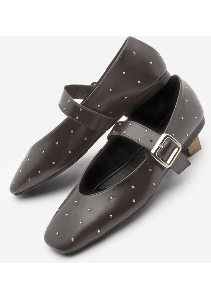 Kadın Küt Burun Tokalı Zımbalı Babet Velona Kahve