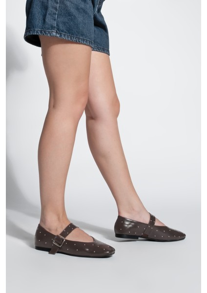 Kadın Küt Burun Tokalı Zımbalı Babet Velona Kahve fırsatları