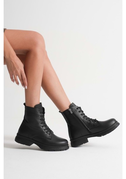 Kadın Hakiki Deri Bağcıklı Fermuarlı Rahat Postal Bot - Siyah