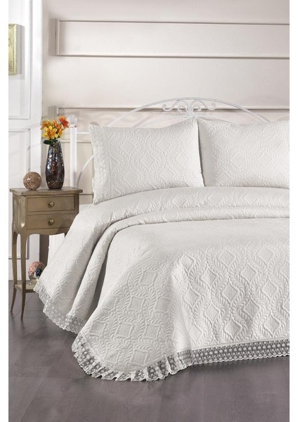 Zoya Dantelli Kapitoneli Ultrasonik Çift Kişilik Yatak Örtüsü Krem