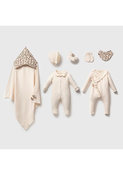 Kız Bebek Luxury Pamuklu Ekru-Leopar Desenli 8'li Hastane Çıkış Seti Kutulu - Battaniye, 2 Tulum, Şapka, Eldiven, Çorap, Önlük