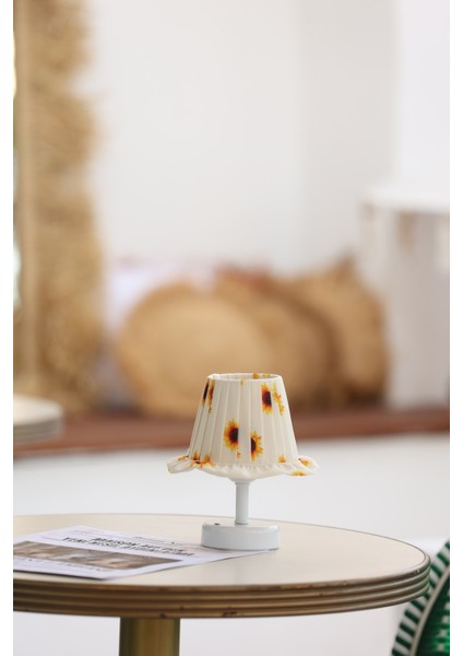 Ayçiçeği Pileli Fırfır Detaylı Sunflower Kablosuz Şarjlı Masa Lambası – Alt Beyaz