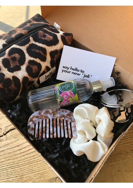Kadın Hediye Seti – Leopar Makyaj Çantası, Ayna, Mermer Tarak, Saten Toka, 100 ml Kolonya