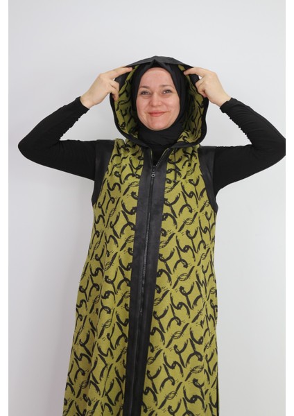 41424 Fermuarlı Kapişonlu Fermuarı Kenarları ve Kapişonu Deri Görünümlü Baskılı Iki Iplik Uzun Yelek modelleri