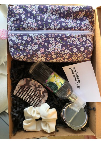 Kadın Hediye Seti – Mor Çiçekli Makyaj Çantası, Ayna, Mermer Tarak, Saten Toka, 100 ml Kolonya fiyatları