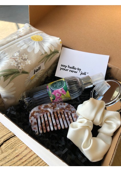 Kadın Hediye Seti – Bej Papatya Desenli Makyaj Çantası, Ayna, Mermer Tarak, Saten Toka, 100 ml Kolonya