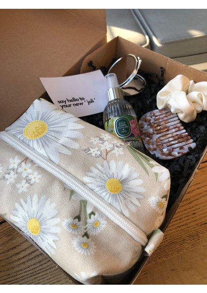Kadın Hediye Seti – Bej Papatya Desenli Makyaj Çantası, Ayna, Mermer Tarak, Saten Toka, 100 ml Kolonya fiyatları