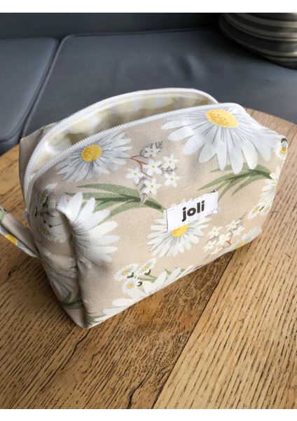 Kadın Hediye Seti – Bej Papatya Desenli Makyaj Çantası, Ayna, Mermer Tarak, Saten Toka, 100 ml Kolonya modelleri