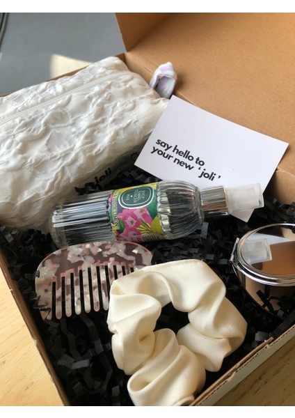 Kadın Hediye Seti – Beyaz Makyaj Çantası, El Aynası, Mermer Tarak, Saten Toka, 100 ml Kolonya