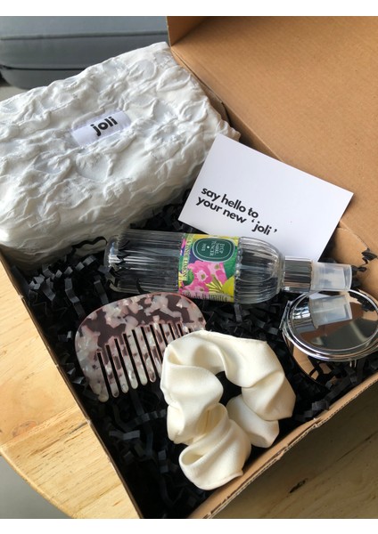 Kadın Hediye Seti – Beyaz Makyaj Çantası, El Aynası, Mermer Tarak, Saten Toka, 100 ml Kolonya fiyatları